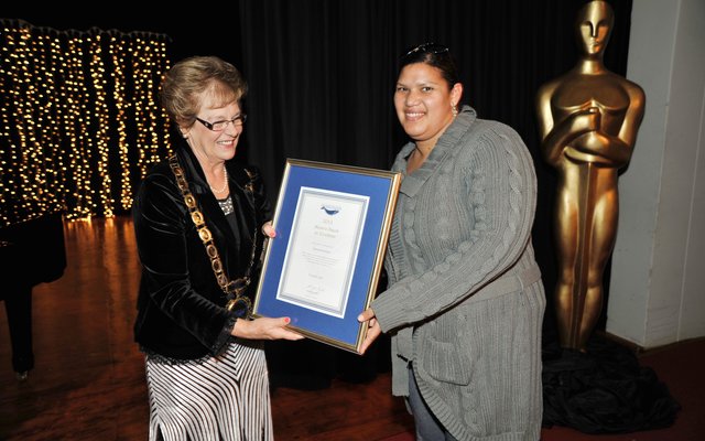Natasha Bredenkamp ontvang haar “Sertifikaat vir Uitnemendheid” van Overstrandse Uitvoerende Burgemeester,  Raadsdame Nicolette Botha-Guthrie. (Foto: Bernard Jordaan van Nasionale Pers-Sentrum)